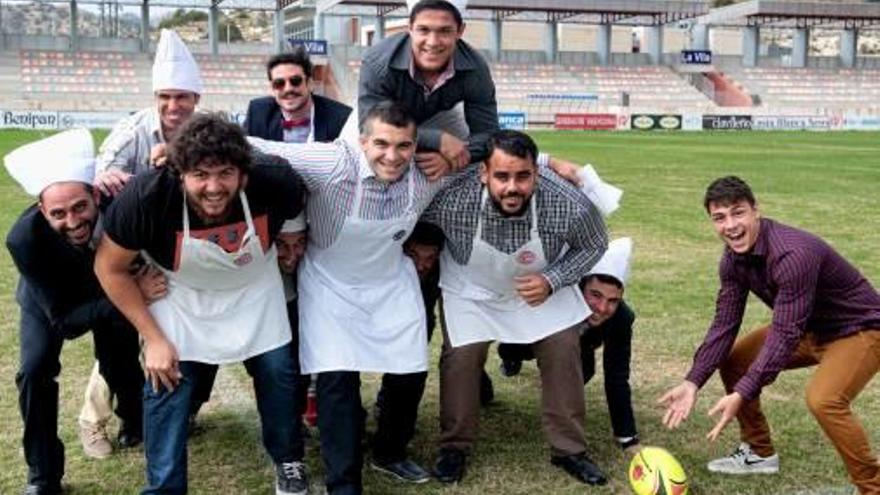 Jugadores de La Vila posan con delantales en el estadio.