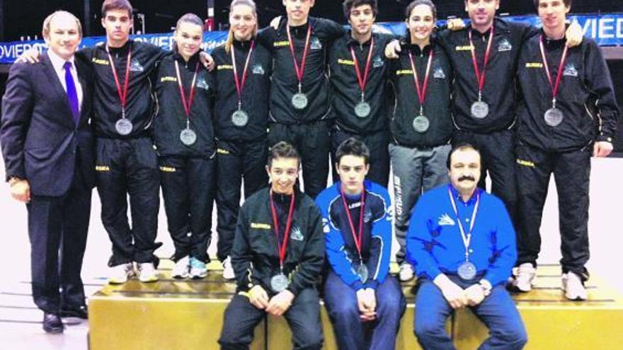 Jugadores y técnicos del Club Bádminton Oviedo, tras proclamarse campeones de Primera División. / vcbo