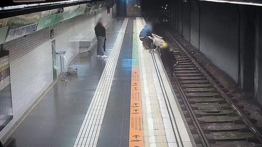 Una agente de los Mossos y dos pasajeros rescatan a un hombre que cayó a la vía del Metro