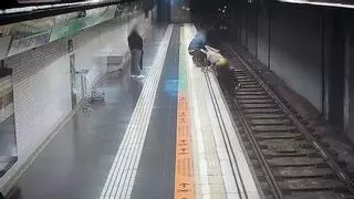 VÍDEO | Una mossa fuera de servicio y dos pasajeros salvan a un hombre que cayó a las vías del metro en Barcelona
