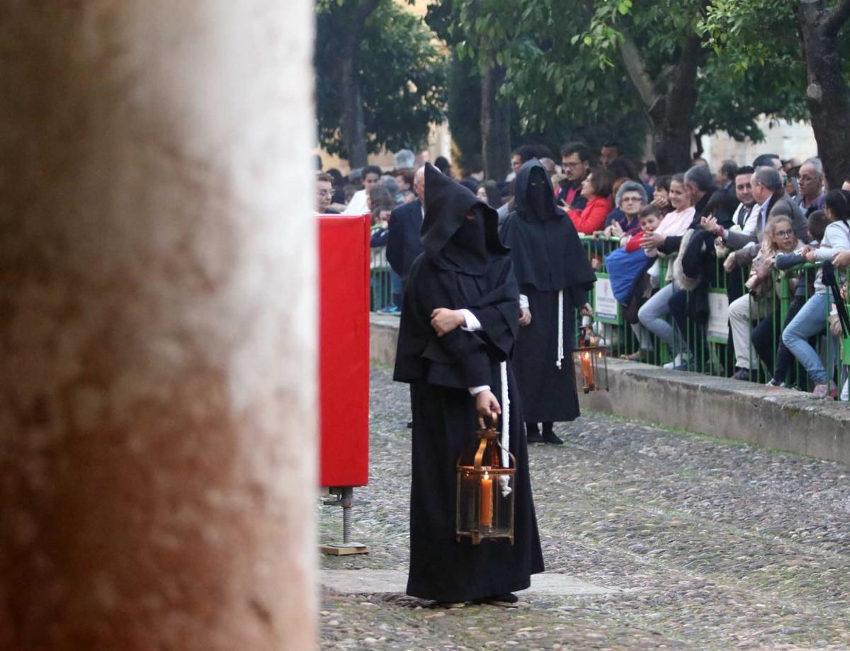 El cortejo de la hermandad Universitaria tiene multitud de detalles