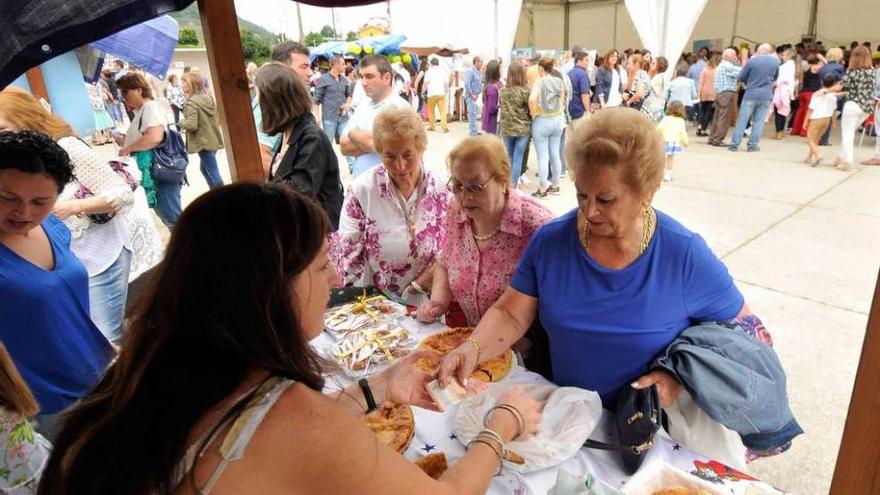 Asistentes al mercado de Campomanes, ayer al mediodía.