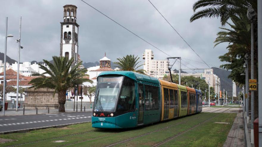 Un tranvía circula por Santa Cruz de Tenerife.