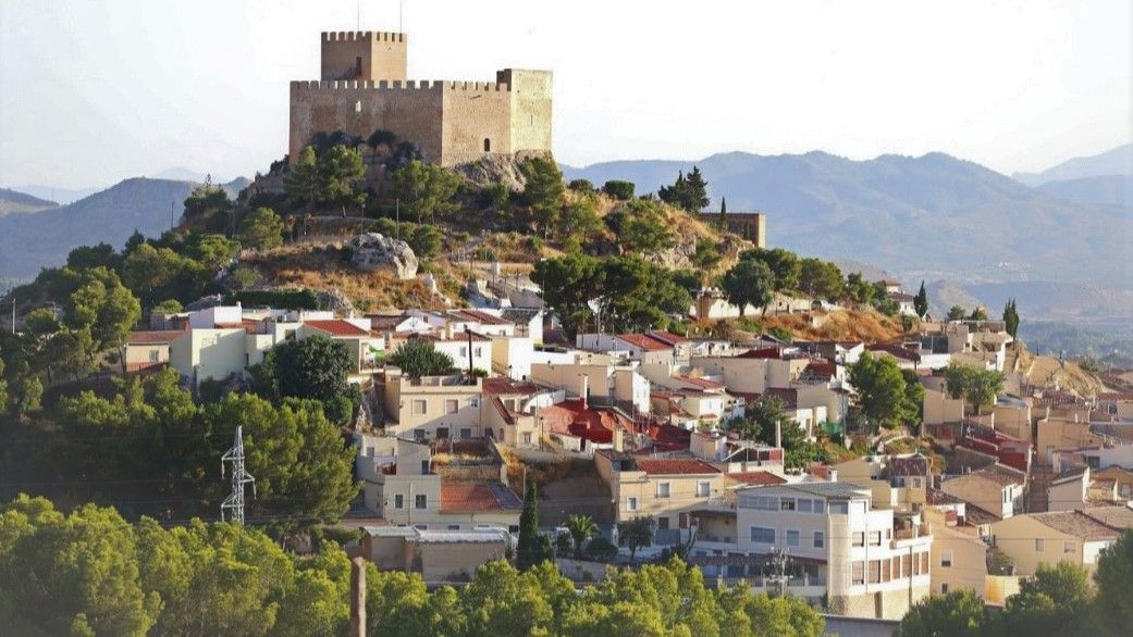 Vistas del pueblo alicantino de Petrer, con el castillo en lo alto.