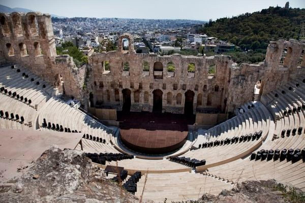 El Odeón de Herodes Ático es un teatro que se construyó en el año 161 a.C por Herodes Ático en honor a su esposa, Aspasia Annia Regilla