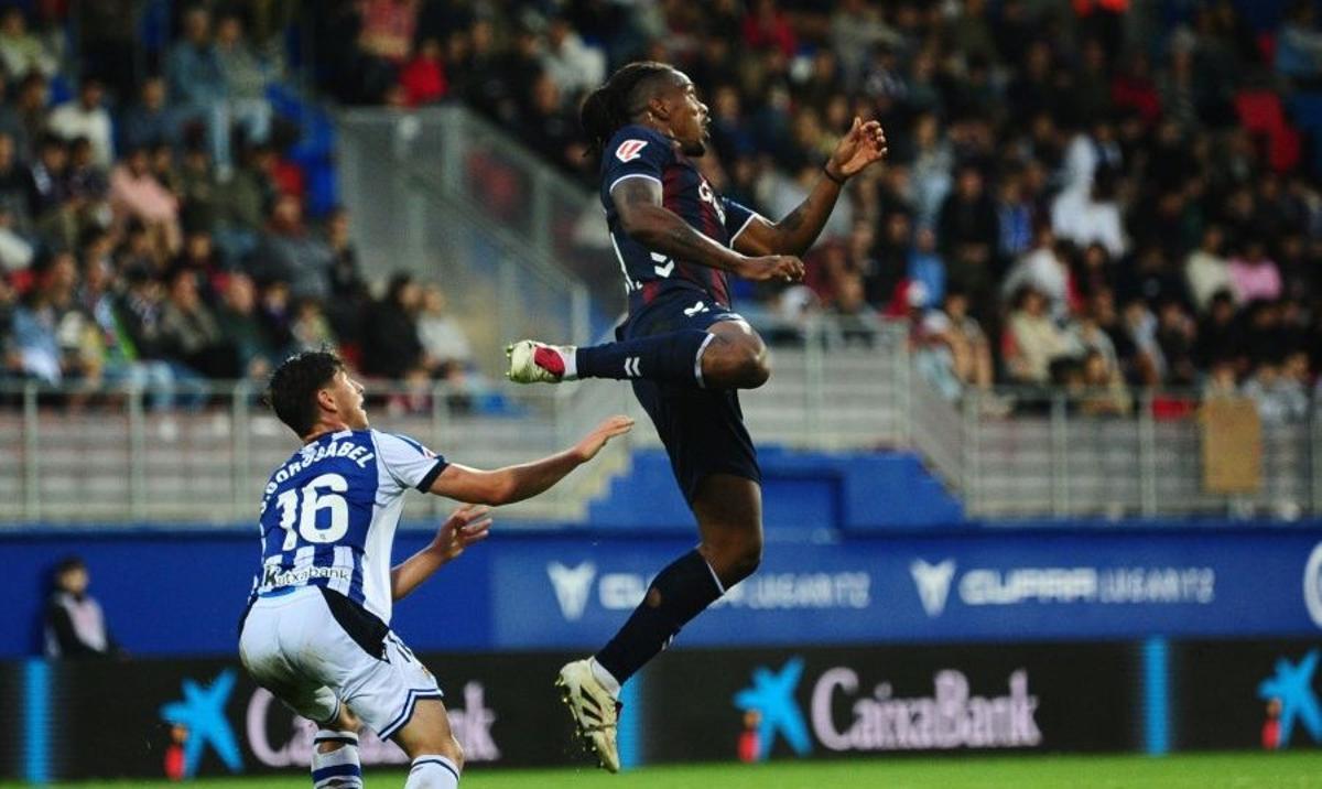 Jair Amador realiza un despeje en un partido del Eibar ante el Sanse.