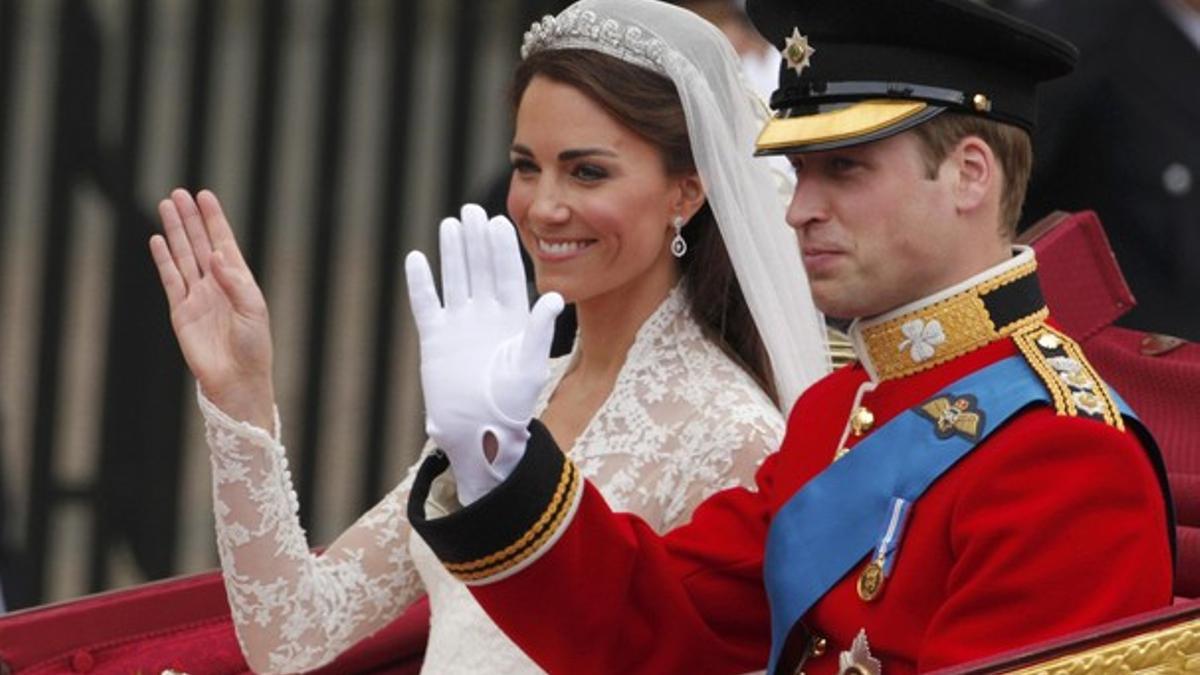 Catalina y Guillermo, en la carroza que les ha llevado al palacio de Buckingham.