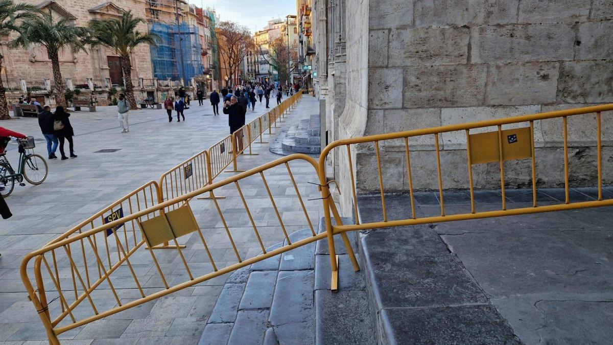 La Lonja, ayer, con las primeras vallas de protección.