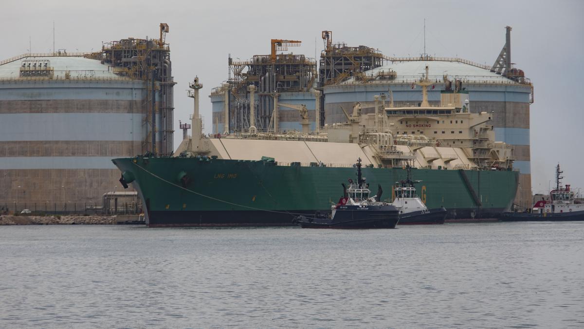 Barco con gas licuado, al lado de la planta regasificadora de Sagunto.