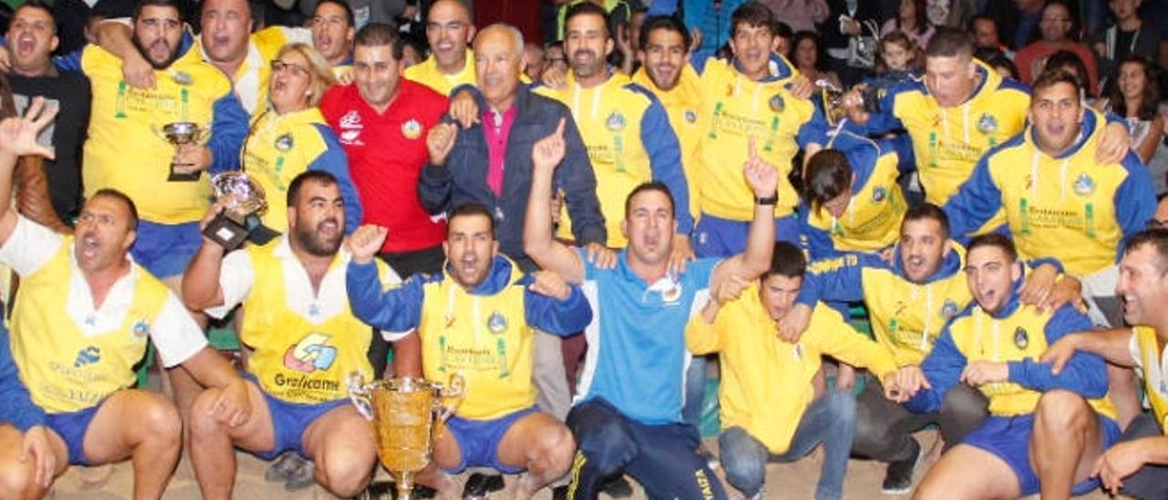 La formación del Unión Sur Yaiza festeja la consecución del título de Segunda categoría en Lanzarote tras vencer al San Bartolomé.