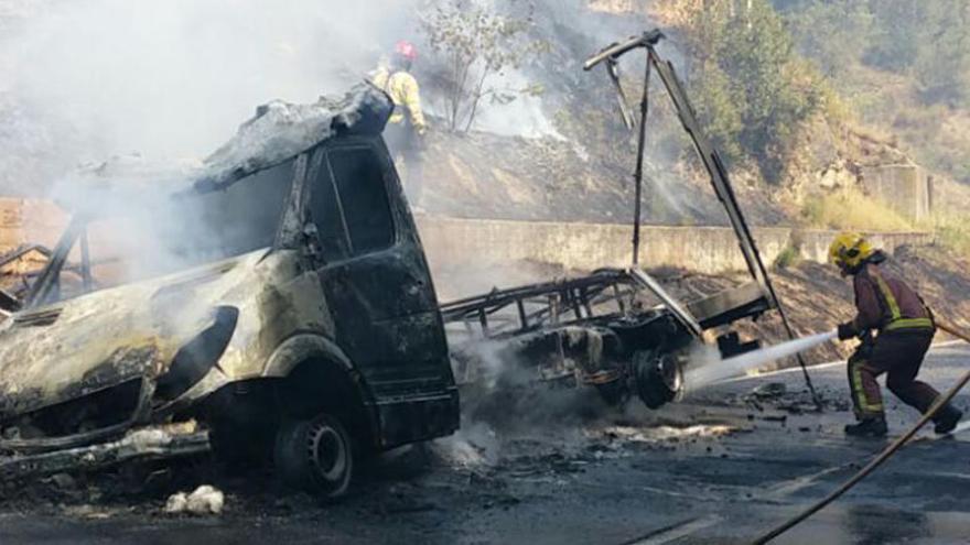 Un camió s&#039;incendia a Colomers i provoca un petit incendi forestal