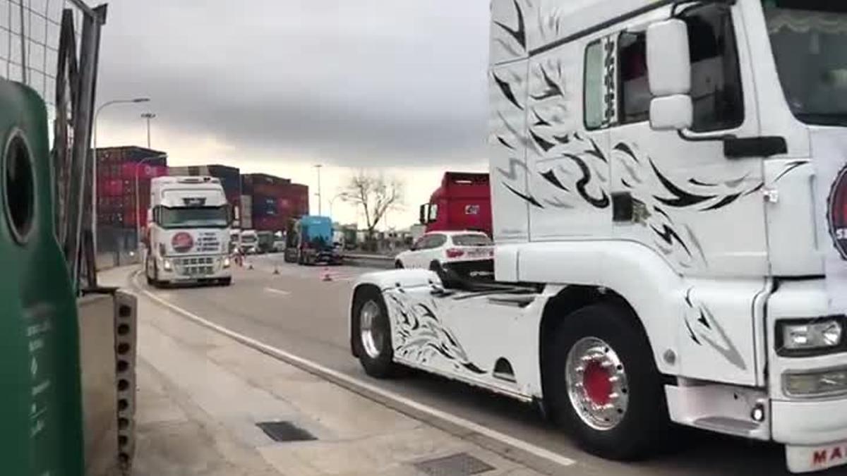 Marcha lenta de Camioneros en el Port de Barcelona.