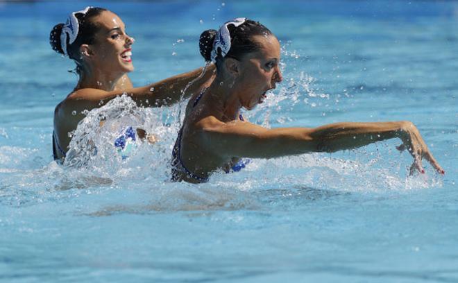 Ona Carbonell y Gemma Mengual, compitiendo en natación sincronizada