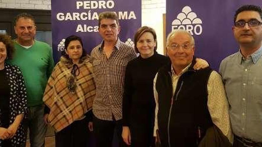 Moriyón y García Rama (en el centro), con miembros de la directiva de Foro en Cangas de Onís, ayer.