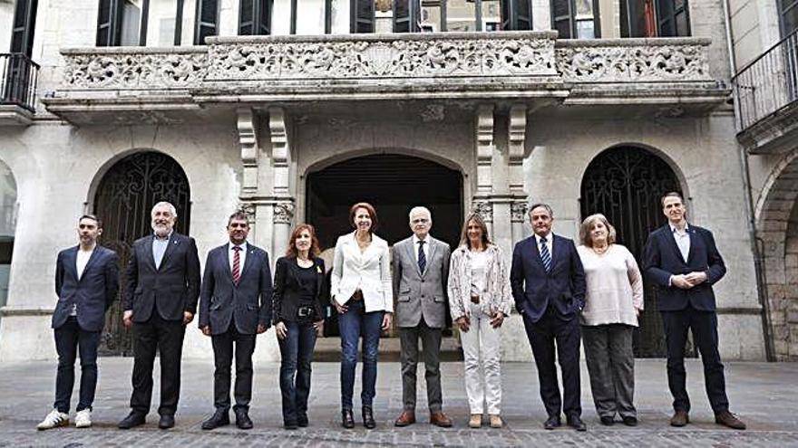 L&#039;equip de govern, davant l&#039;edifici de l&#039;ajuntament de Girona.