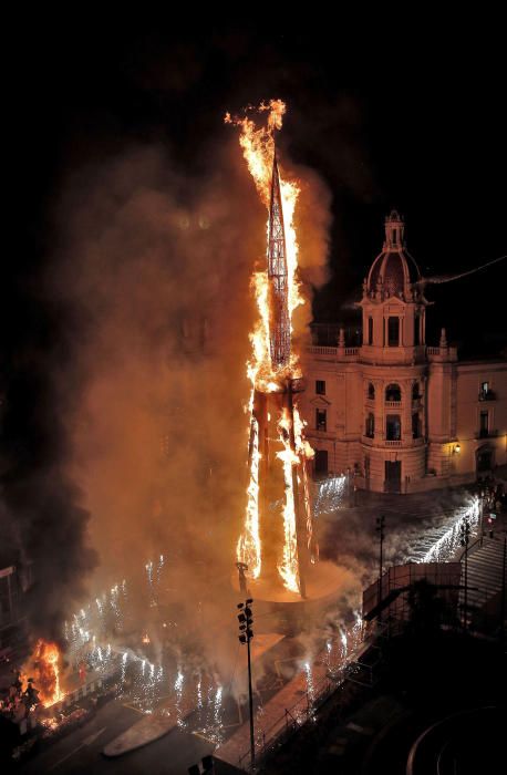 València va cremar aquest 19 de març les seves falles del 2017, 770 en total.