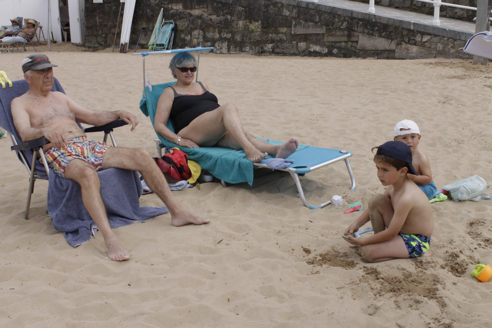 En imágenes: El verano asoma en la playa de San Lorenzo