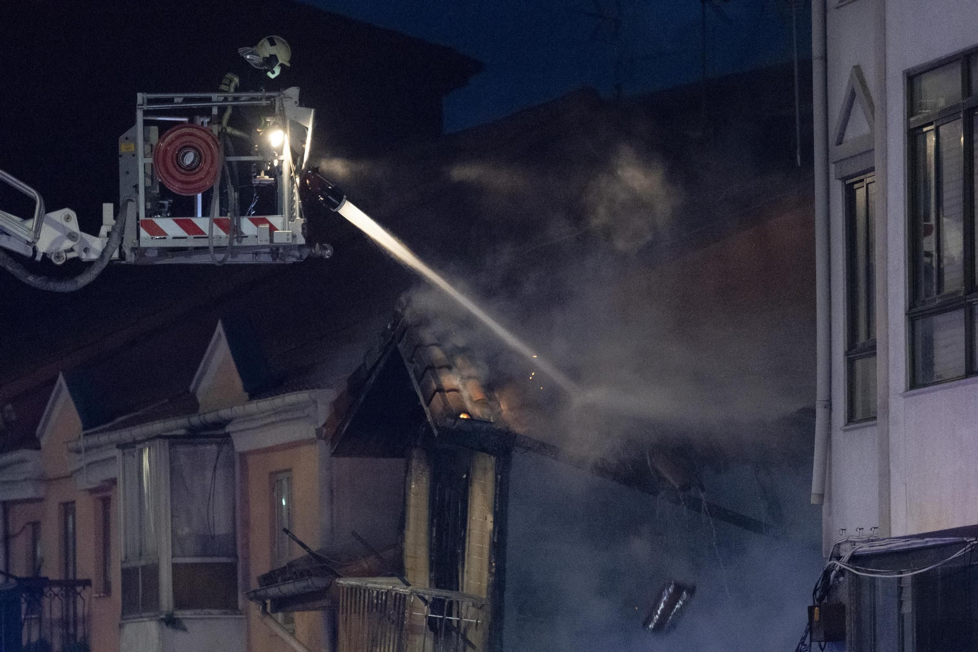 Una explosión derrumba un edificio de Santander y se busca a tres personas desaparecidas