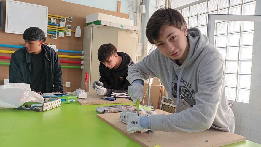 Die Auszubildenden lernen in der Schul-Werkstatt das verkabeln von Sicherungskästen.