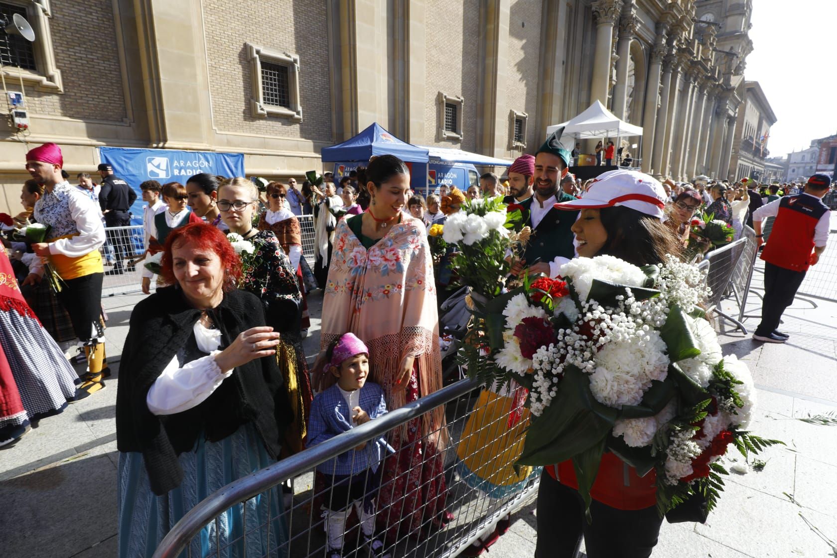 En imágenes | Zaragoza vive su día grande con la Ofrenda de Flores a la Virgen del Pilar