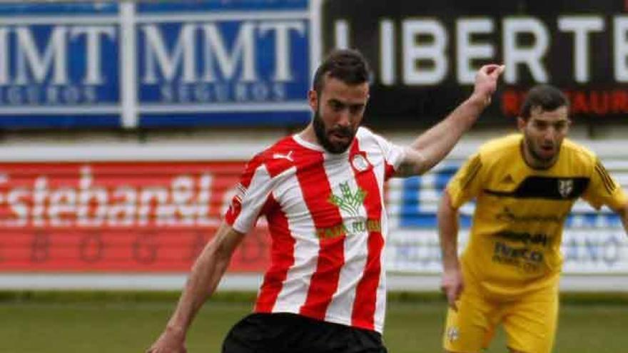 Moreira, a punto de golpear el balón, durante un partido.