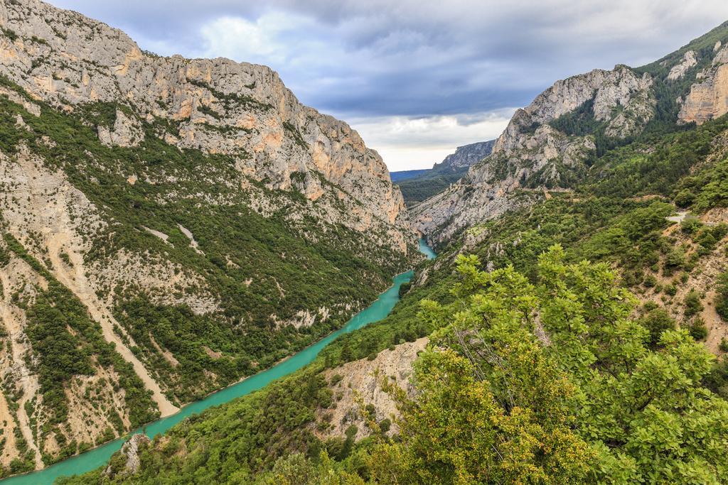 Gorges du Verdon tiene una longitud aproximada de 25 kilómetros y unos 700 metros de profundidad.