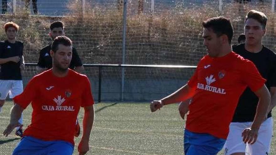 Dos momentos del amistoso de ayer entre los juveniles del Zamora CF y el CD Benavente.