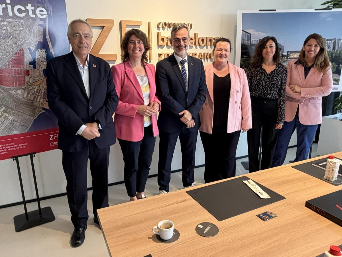 Fotografia grupal amb la presència de tots els representants de les Cambra alemanya, britànica, italiana i francesa, a més dels responsables del CZFB