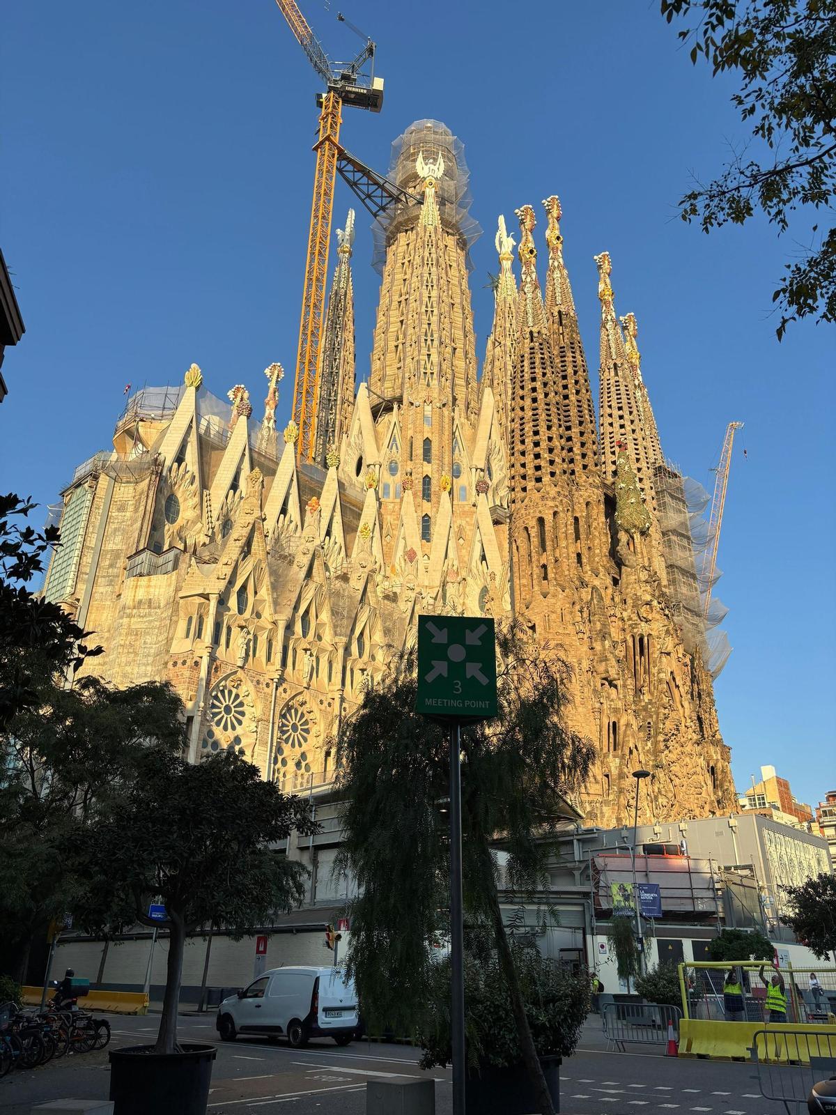 Die Sagrada Familia in Barcelona strahlt in der Morgensonne. Ganz oben ist zu sehen, wo in den nächsten Monaten ein großes in Deutschland gebautes Kreuz Stück für Stück aufgesetzt werden soll.
