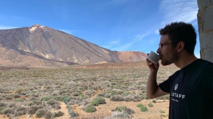 Filippo Ganna toma café desde su habitación en el Parador de Las Cañadas