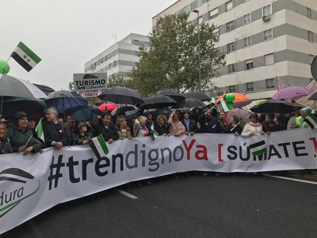 La manifestación por un tren digno para Extremadura en imágenes