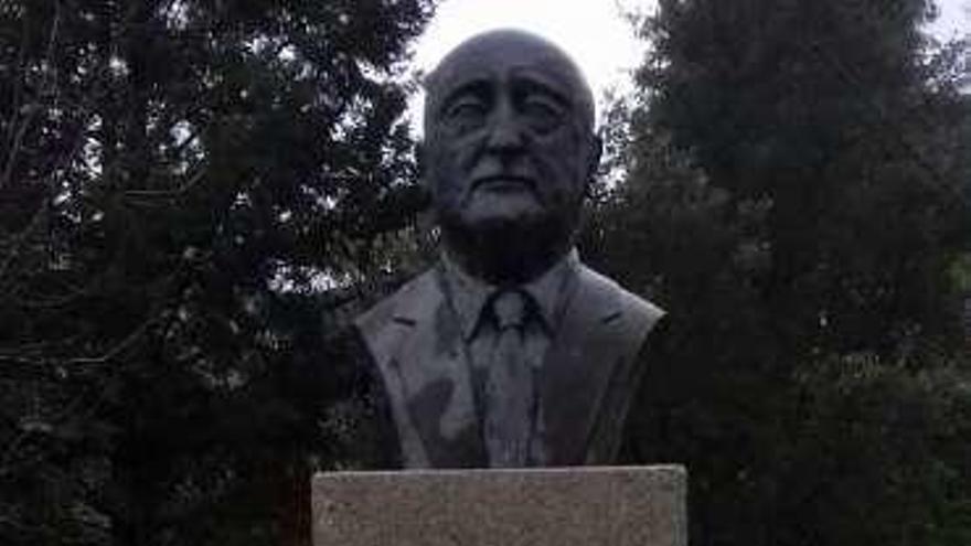 Busto de Aurelio Menéndez en el colegio que lleva su nombre.