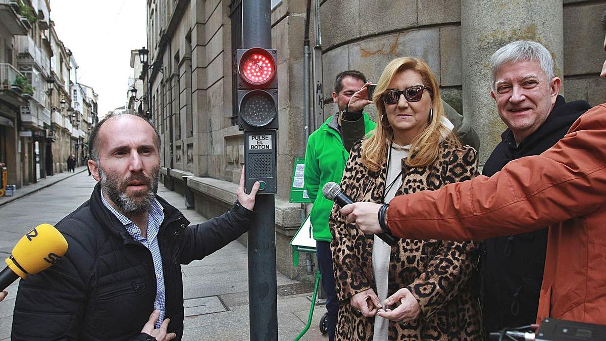 Pérez Jácome, con los díscolos de DO, María Dibuja y Miguel Caride. |   // I. OSORIO