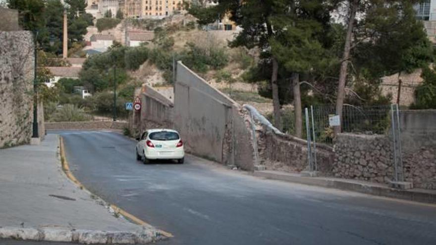 En la imagen se aprecian algunas de las piedras que se han desprendido del muro.