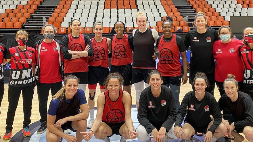 Jugadores i cos tècnic a la Fonteta després de l&#039;entrenament