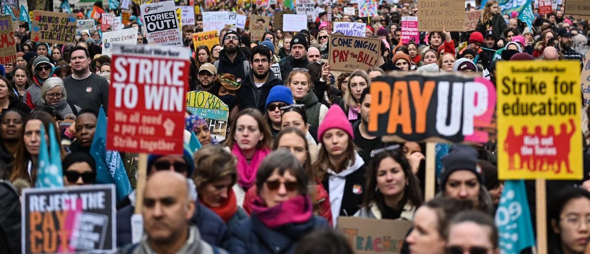 Medio millón de trabajadores en el Reino Unido protagonizan la mayor jornada de huelga en una década. Docentes , funcionarios y ferroviarios participan en los paros para reclamar subidas salariales y mejoras de las condiciones laborales.