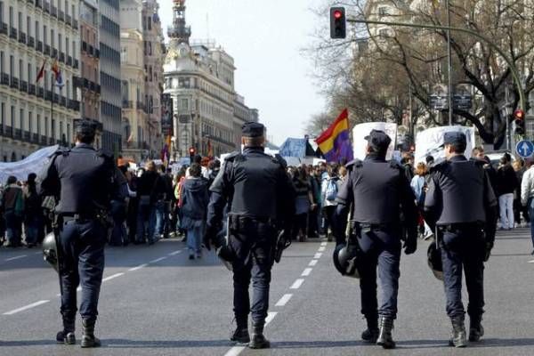 Miles de estudiantes claman contra los recortes