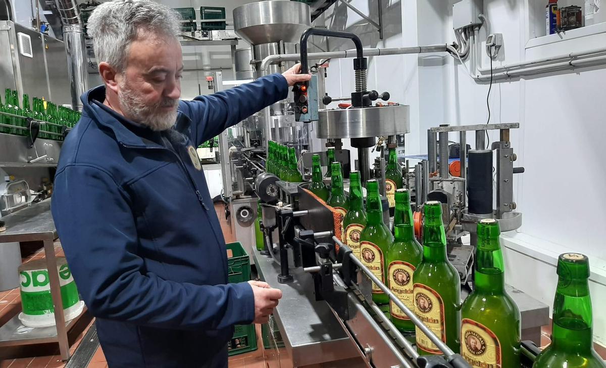 Fran Ordóñez, ayer, en la planta de embotellado de su llagar de Nava. | LUJÁN PALACIOS