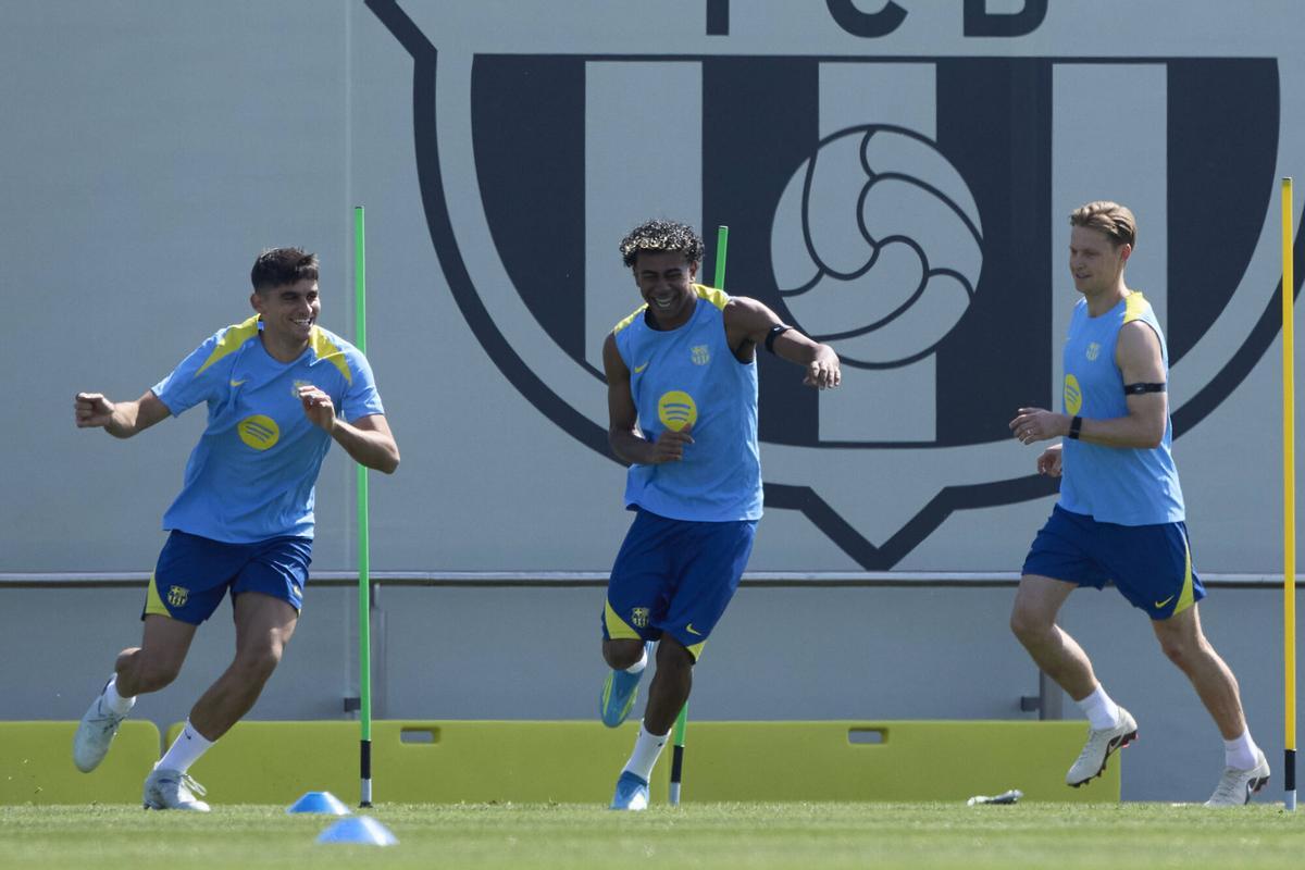 Gerard Martín, Lamine Yamal y Frenkie de Jong, en el calentamiento del último entrenamiento.