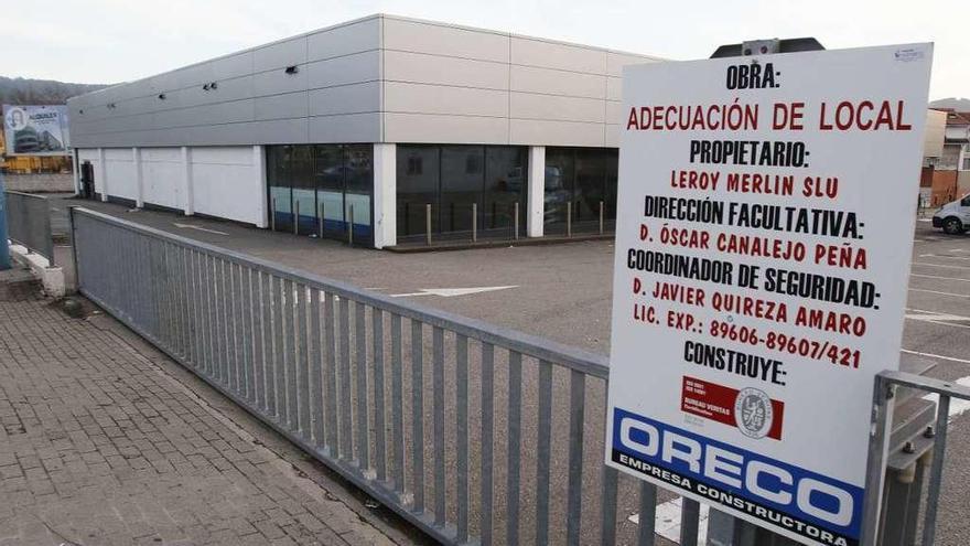 Carteles anunciando la llegada de la tienda Leroy Merlin, en el solar de la Avenida de Madrid. // Alba Villar