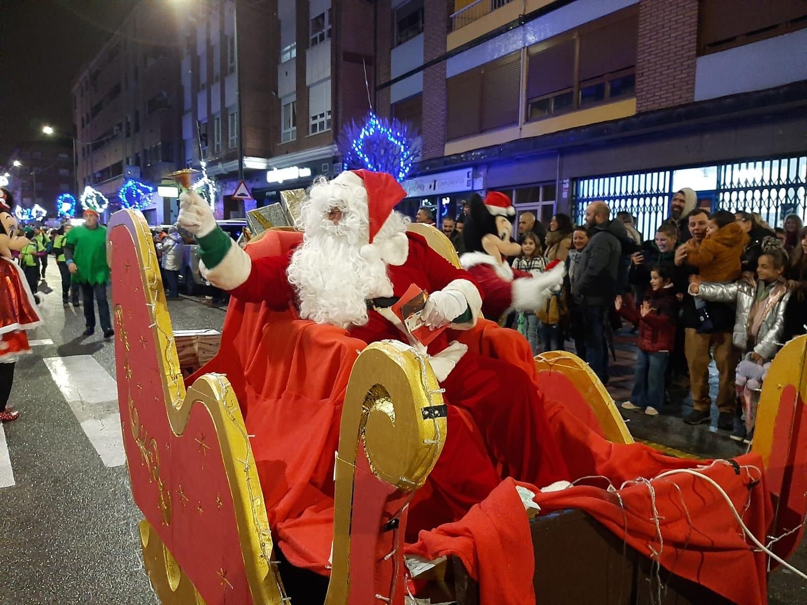 La visita de Papá Noel a El Berrón, en imágenes