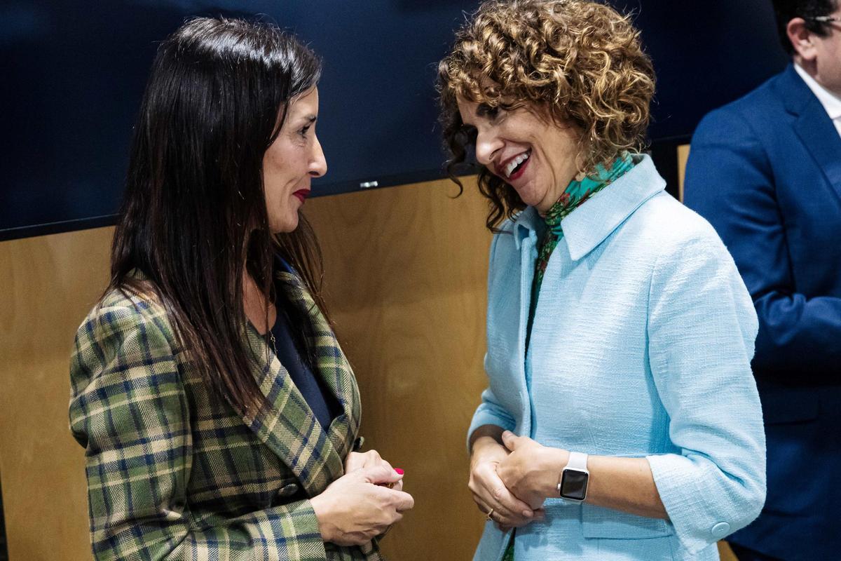 La consellera Ruth Merino y la ministra Montero.