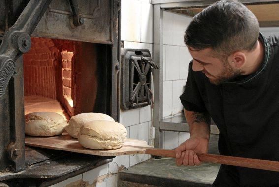 Ungesalzen, dicht, haltbar: Eine Kampagne setzt sich für das "pa pagès" der Insel ein. Diese Bäcker sind mit Leib und Seele dabei.