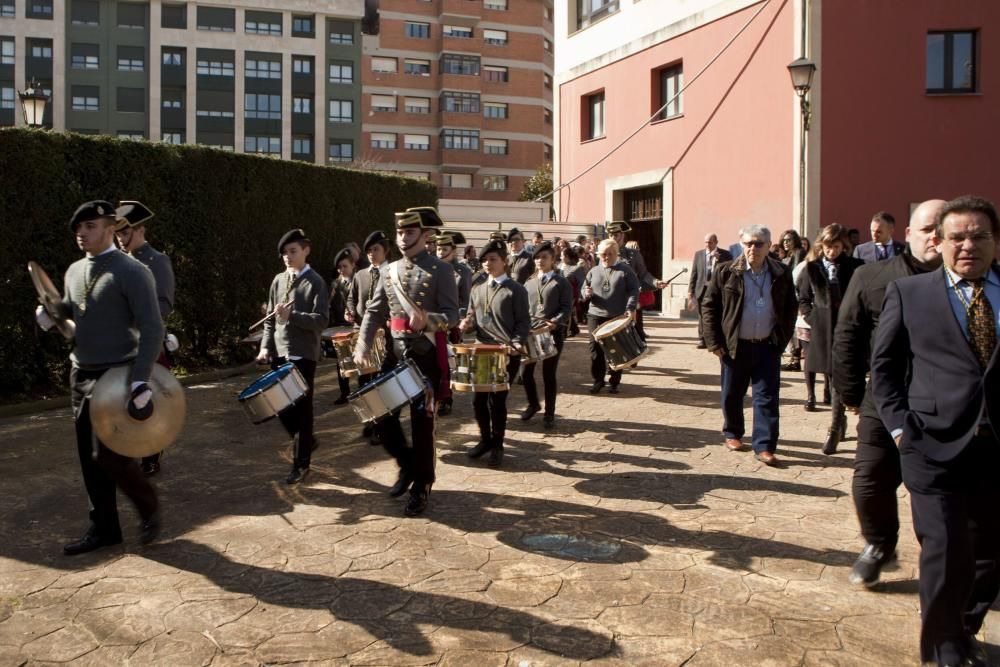 Entrada de nuevos cofrades en la Hermanada de Estudiantes.