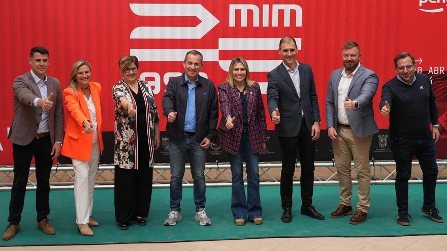 Autoridades, patrocinadores y organizadores participaron en la presentación oficial de ASICS Penyagolosa Trails en el Patio del Espai Cultural Obert Les Aules.