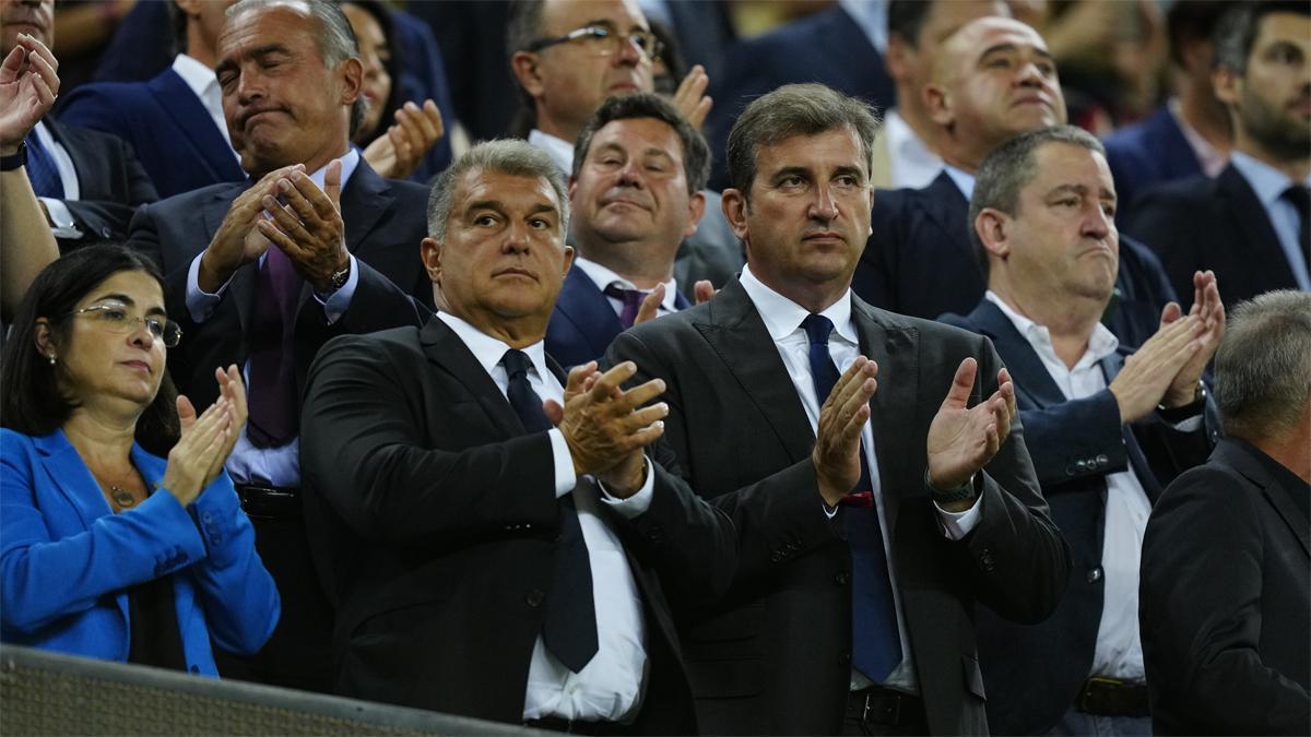 Laporta aplaude al lado de Ferran Soriano