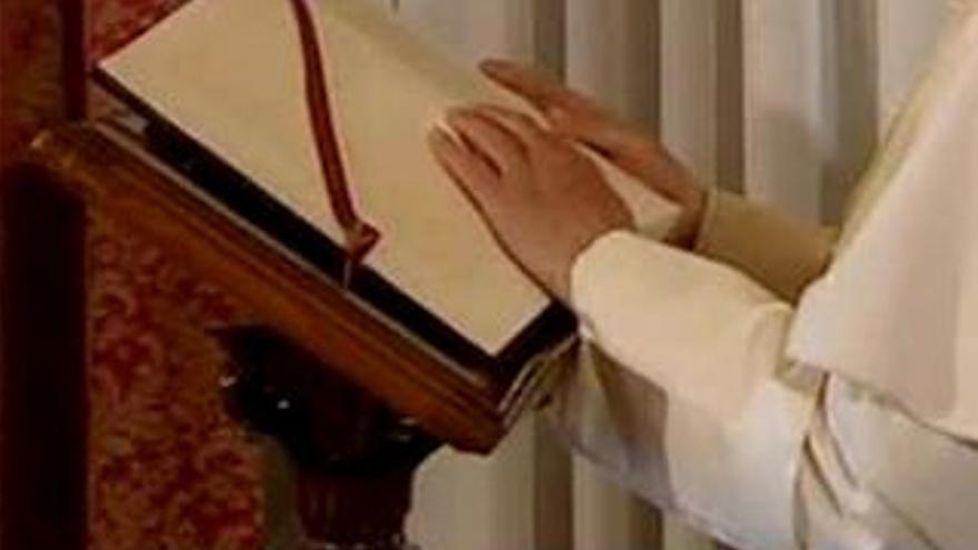 El cardenal Levada rechaza las interpretaciones experimentales de la Biblia