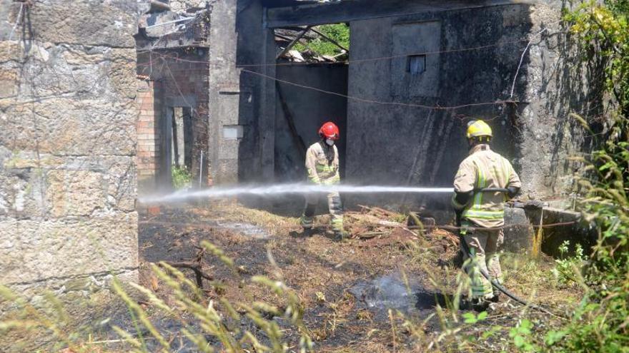 Extinguen un fuego originado en una finca abandonada