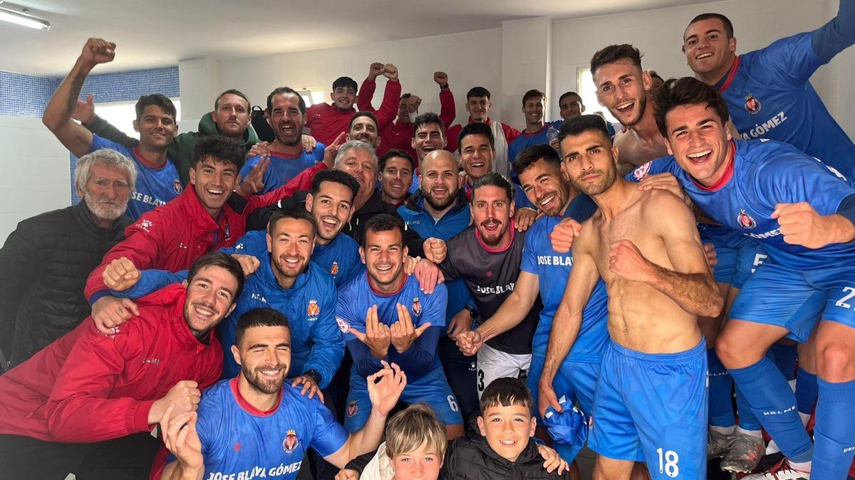 Los jugadores de la Deportiva Minera, celebrando el triunfo en El Algar