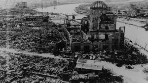 La Cúpula de la Bomba Atòmica, a Hiroshima, fotografiada per l’exèrcit dels EUA després d’explotar la bomba nuclear sobre la ciutat japonesa el 6 d’agost de 1945.
